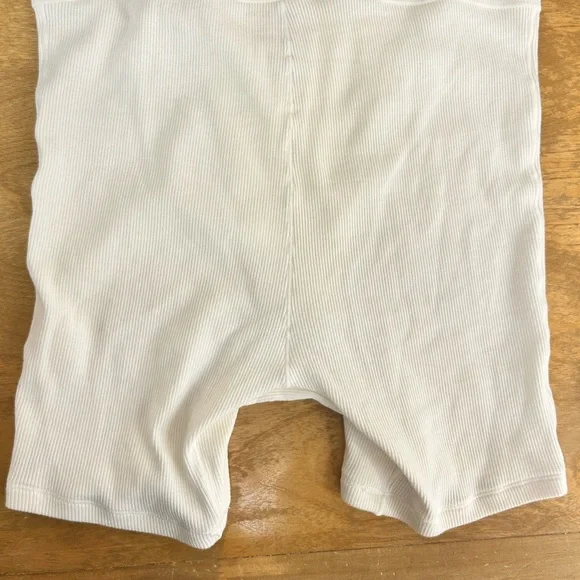 SKIMS White Ribbed Shorts - Picture 3 of 3